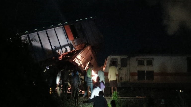 Tamil Nadu Rail Accident : Express Train Collides With Stationary Goods Train 20 Injured 12 Coaches Derail